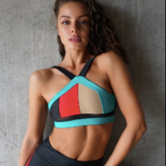 Athleteist Retro Flex Total Triangle Mesh Crop Top - Picture 5 of 8